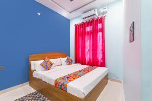 Katil atau katil-katil dalam bilik di FabExpress Rameshwaram 900 meter from Ram Mandir