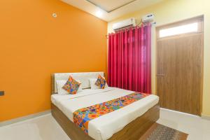 Posteľ alebo postele v izbe v ubytovaní FabExpress Rameshwaram 900 meter from Ram Mandir