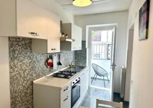 Kuchyň nebo kuchyňský kout v ubytování Jacuzzi con Vista Favelas - Il Tuo Rifugio Esotico Urbano