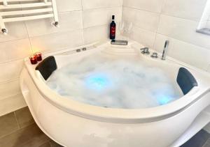 Fotografie z fotogalerie ubytování Jacuzzi con Vista Favelas - Il Tuo Rifugio Esotico Urbano v destinaci Velletri