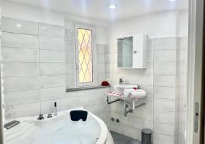 Koupelna v ubytování Jacuzzi con Vista Favelas - Il Tuo Rifugio Esotico Urbano + 27 fotografií
