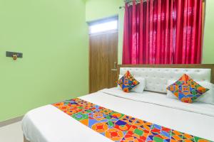 Posteľ alebo postele v izbe v ubytovaní FabExpress Rameshwaram 900 meter from Ram Mandir