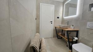 Koupelna v ubytování Richi Rooms & App