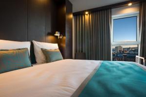 Postel nebo postele na pokoji v ubytování Motel One Newcastle