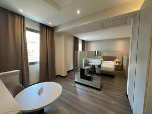 Llit o llits en una habitació de Hotel Cruise