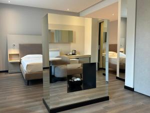 Llit o llits en una habitació de Hotel Cruise