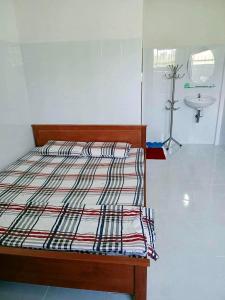 Postel nebo postele na pokoji v ubytování Nhà Nghỉ Mỹ Linh 5 + 3 fotografie