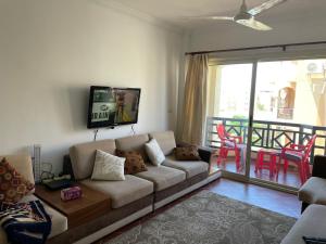 Posezení v ubytování شالية بالرووف غرفتيين مكييف للأيجار بقرية ايماريتس هايتس بالساحل الشمالي - A chalet with a rooftop and two air-conditioned bedrooms for rent in Emirates Heights , North Coast