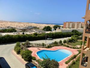 Bazén v ubytování شالية بالرووف غرفتيين مكييف للأيجار بقرية ايماريتس هايتس بالساحل الشمالي - A chalet with a rooftop and two air-conditioned bedrooms for rent in Emirates Heights , North Coast nebo v jeho okolí