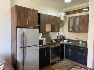 Kuchyň nebo kuchyňský kout v ubytování شالية بالرووف غرفتيين مكييف للأيجار بقرية ايماريتس هايتس بالساحل الشمالي - A chalet with a rooftop and two air-conditioned bedrooms for rent in Emirates Heights , North Coast + 7 fotografií