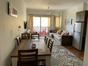 Kuchyň nebo kuchyňský kout v ubytování شالية بالرووف غرفتيين مكييف للأيجار بقرية ايماريتس هايتس بالساحل الشمالي - A chalet with a rooftop and two air-conditioned bedrooms for rent in Emirates Heights , North Coast