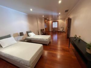 Giường trong phòng chung tại Caparica Villa - Sclusive Stay +46 ảnh