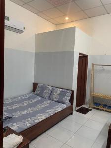 Postel nebo postele na pokoji v ubytování Nhà Nghỉ Mỹ Linh 5