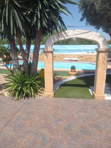 an archway over a yard with a swimming pool at Acogedor y tranquilo in Marratxí 