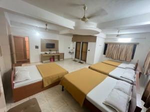 Hotel Dhruv Palace客房内的一张或多张床位