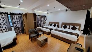 Hotel Dhruv Palace客房内的一张或多张床位
