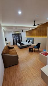 特里姆巴克Hotel Dhruv Palace的带床和沙发的客厅