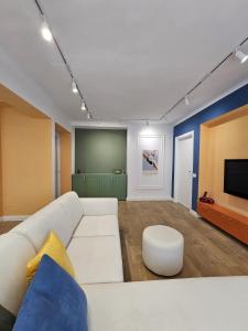 Uma TV ou centro de entretenimento em Lazy Cat between the Main Square and New Bazaar
