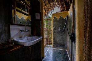 un baño con lavabo y ducha en Chumbe Island Coral Park, en Mbweni 87 fotos más