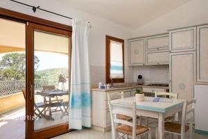 Η κουζίνα ή μικρή κουζίνα στο Villa Azzurra by Propertize