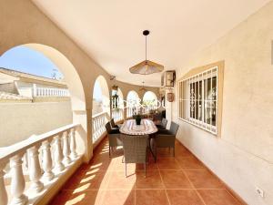 ein Esszimmer mit Tisch und Stühlen in der Unterkunft Villa Palmera Ciudad Quesada by Villas&You in Rojales