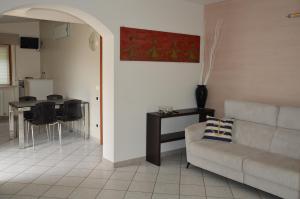 a living room with a couch and a table at A casa di Lucia in Numana