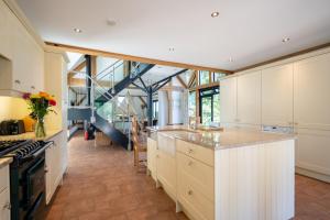 Η κουζίνα ή μικρή κουζίνα στο The Boat House by inspirestays-com