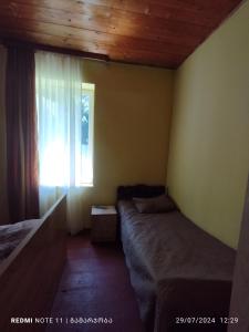 Voodi või voodid majutusasutuse guest house udziro toas