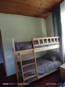 Voodi või voodid majutusasutuse guest house udziro toas