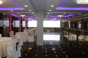 Pavitram Hotel & Banquet餐厅或其他用餐的地方