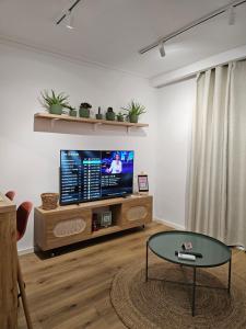 TV a/nebo společenská místnost v ubytování Roshel's apartment, modern and comfy flat in the boulevard