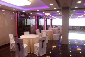 Pavitram Hotel & Banquet餐厅或其他用餐的地方