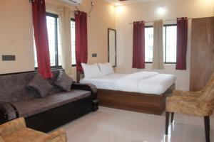 Pavitram Hotel & Banquet客房内的一张或多张床位