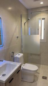 Vannituba majutusasutuses شقق هوليداي بلس مشرفه - Holiday Plus Mishrifah Apartments