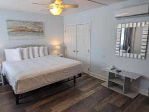 Postel nebo postele na pokoji v ubytování Daytona Inn and Suites