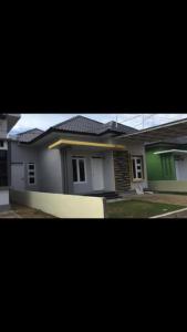 a picture of a house with green and white at Casapedian 002 Guesthouse Banda Aceh 3BR in Lheue
