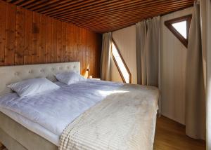 Una cama o camas en una habitación de Grand Holm Marina Ujuvmajad