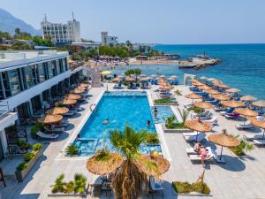 Бассейн в Manolya Hotel или поблизости