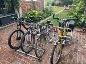a group of bikes parked next to each other at Gite du point du jour - Prêt de velos in Luc-sur-Mer