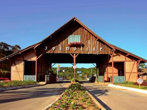 a large building with a bridge on a street at Apart Hotel Moderno em Joinville in Joinville