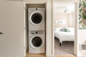 Gallery image of Palm Theme King Bed Paid Garage 55" 4k Smart T in Tacoma