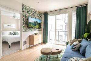 Gallery image of Palm Theme King Bed Paid Garage 55" 4k Smart T in Tacoma