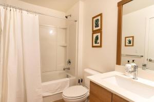 Gallery image of Palm Theme King Bed Paid Garage 55" 4k Smart T in Tacoma