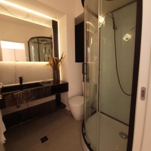 Et badeværelse på Apartament elegant cu terasă + 26 billeder