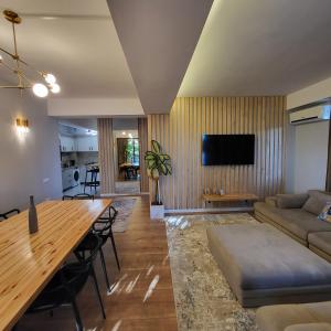 Et tv og/eller underholdning på Apartament elegant cu terasă