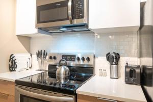 Gallery image of Palm Theme King Bed Paid Garage 55" 4k Smart T in Tacoma +56 photos