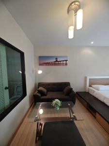Postel nebo postele na pokoji v ubytování คอนโดใกล้หาดในทอน Nai Thon Beach