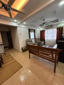 Una sala de estar con un sofá y un ventilador de techo. en Teluk Air Tawar Home, en Butterworth