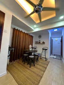 comedor con mesa, sillas y techo en Teluk Air Tawar Home, en Butterworth