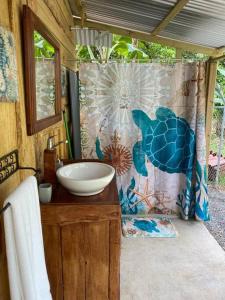 Φωτογραφία από το άλμπουμ του Rustic wooden little house close to the beach σε Uvita